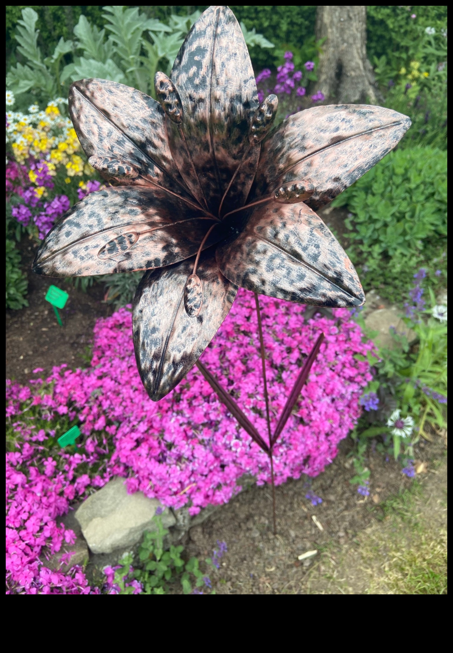 Zied bronzā Āra dārza mākslas mūžīgais skaistums 2 Ziedi bronzā: āra dārza mākslas valdzinājums