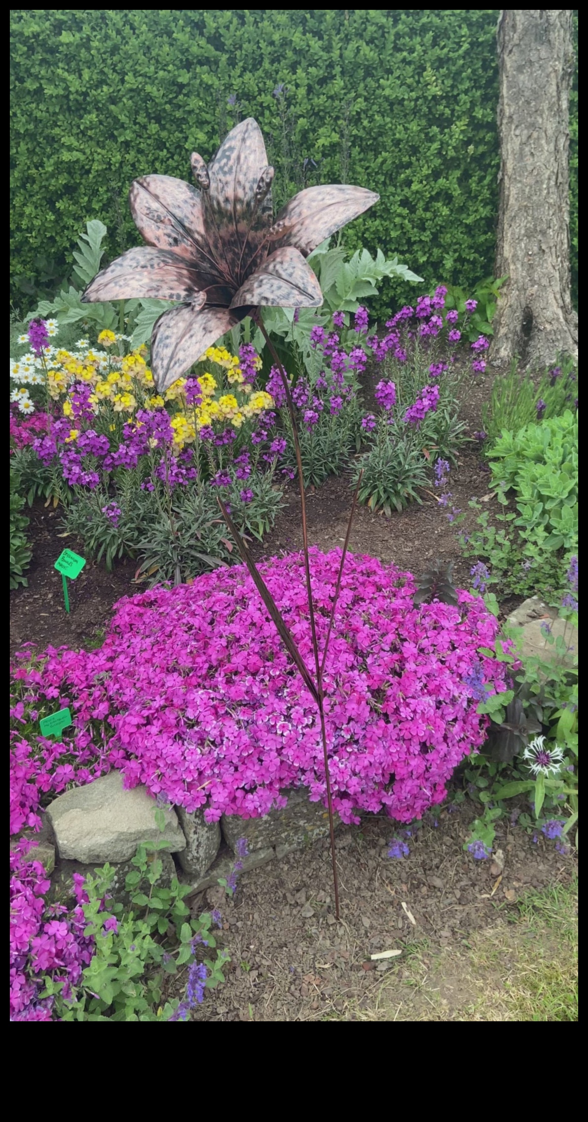 Zied bronzā Āra dārza mākslas mūžīgais skaistums 4 Ziedi bronzā: āra dārza mākslas valdzinājums