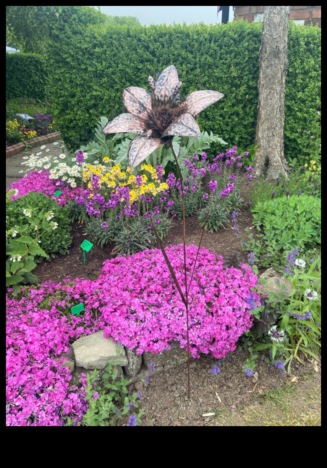 Zied bronzā Āra dārza mākslas mūžīgais skaistums 1 Ziedi bronzā: āra dārza mākslas valdzinājums